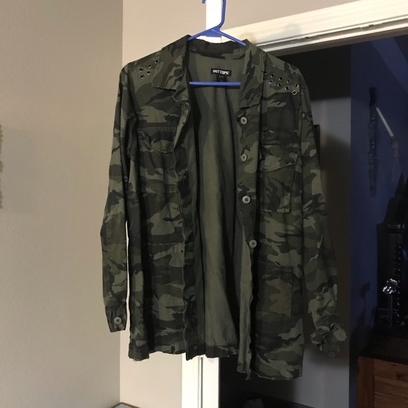 Hot Topic Jackets & Blazers - HOT TOPIC || Destructed Grommet Camo Jacket